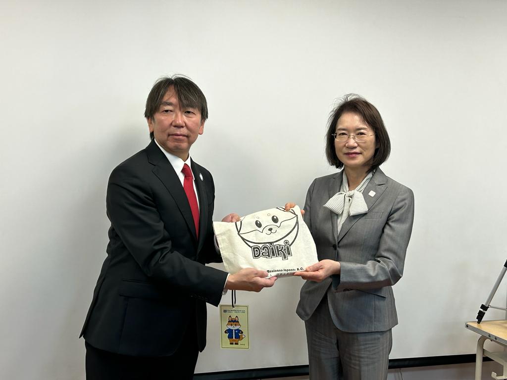 Intercambio de presentes entre instituciones