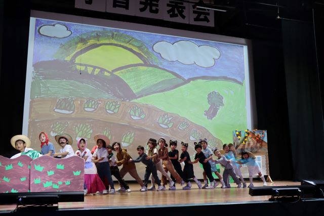小学部1年生 音楽劇「おおきなかぶ ~ En México」 小学部1年生 音楽劇「おおきなかぶ ~ En México」